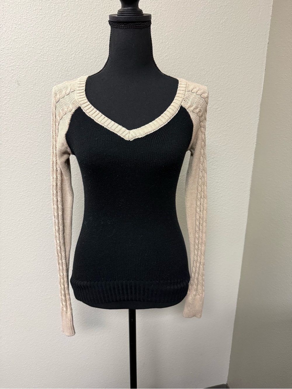 SO Womens Small Black Tan Cable Knit Raglan V-Neck Sweater Colorblock Cozy - Picture 2 of 9
